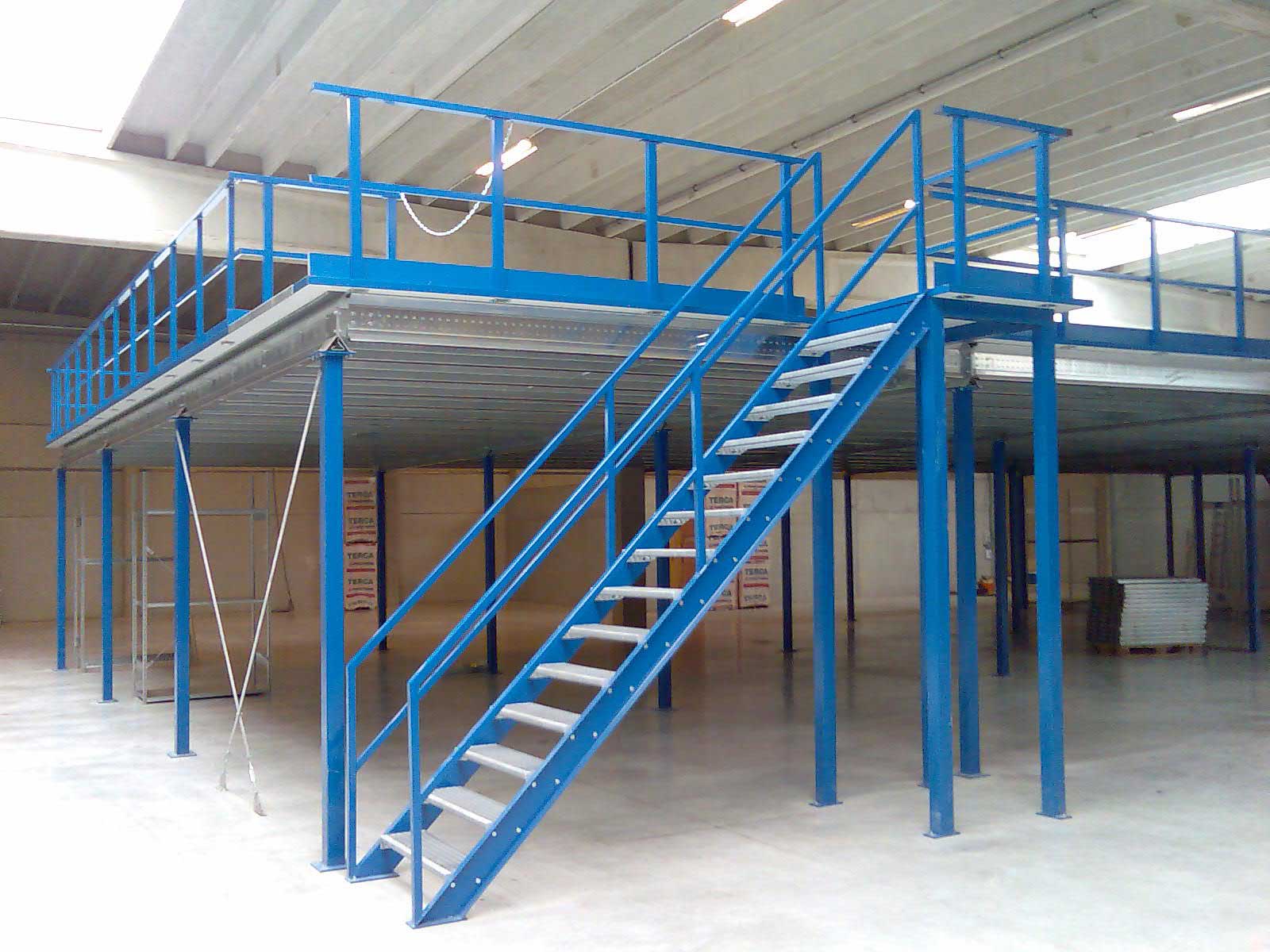 МЕЗОНИН НА КОЛОННАХ